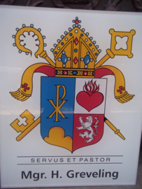 Uithangbord voor een monsieur, Bisschop van het Vaticaan, met Pauselijk embleem. groot model van plastic.