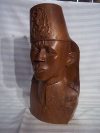 Wooden statue of a colonial soldier from the belgium army in Belgium Congo. Houten beeld van een ABBL soldaat, met fez en nationaal embleem Belgisch leger in de Congo, 40 cm zeer zeldzaam.