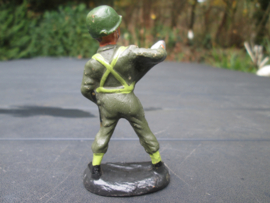 DURSO Belgium soldier with  shell. Belgische soldaat jaren 60 met granaat.