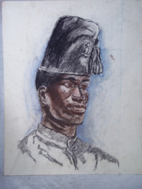 Originele krijttekening van een ABBL Force Publique soldaat. Een inheemse soldaat uit de Belgische Congo, zeer nette tekening van een soort waskrijt. ingelijst om beschadigingen te voorkomen 42 bij 52 cm.