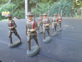 ELASTOLIN 11 marching British soldiers mint condition. 11 Marcherende Engelse soldaten mint.