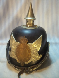 Pickelhaube Sweden in original box, Zweedse pickelhaube manschap, naar Duits voorbeeld. Zweedse Nationale Garde. compleet in opbergdoos speciaal voor pickelhauben. Dit model pickelhaube word in Zweden nog steeds bij officiële gelegenheden gedragen.