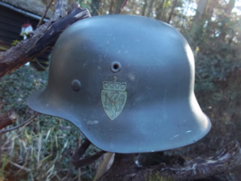 Norwegian helmet, German made.Noorse helm, Duits model 1942 met de twee decals van Noorwegen. Dit soort helmen zijn nu vrij zeldzaam, omdat vele omgebouwd zijn tot Duitse helmen, de 2 originele decals maken deze helm uniek, Model 42.