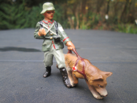 LINEOL/ ELASTOLIN German soldier with Red cross dog. Duitse soldaat met Rode kruis hond MINT staat TOP stuk.