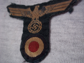 German Wehrmacht cap badge bevo woven. Duits petembleem voor de Wehrmacht M-42 en M43 pet. verwijdert embleem, daarom heeft het wel charme. mooi gebruikt origineel petembleem.