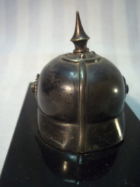 Miniature German Pickelhaube. Miniatuur pickelhaube op glazen voet Pruisen verzilverd, met merktekens en maker.