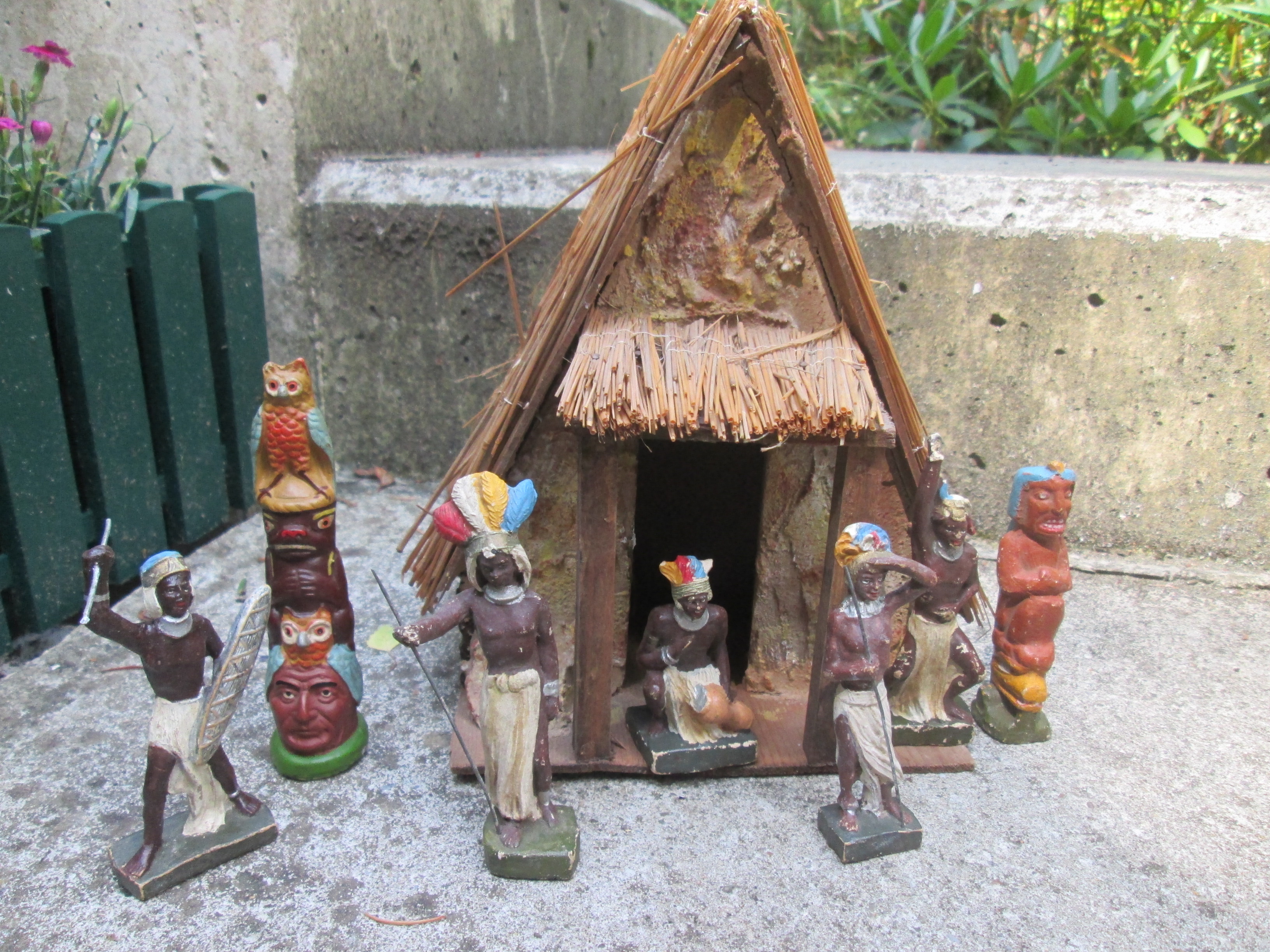 Rieten negerhut met figuren made in Italy, 7 figuren zeer net en decoratief, leuke aparte Afrikaanse set.