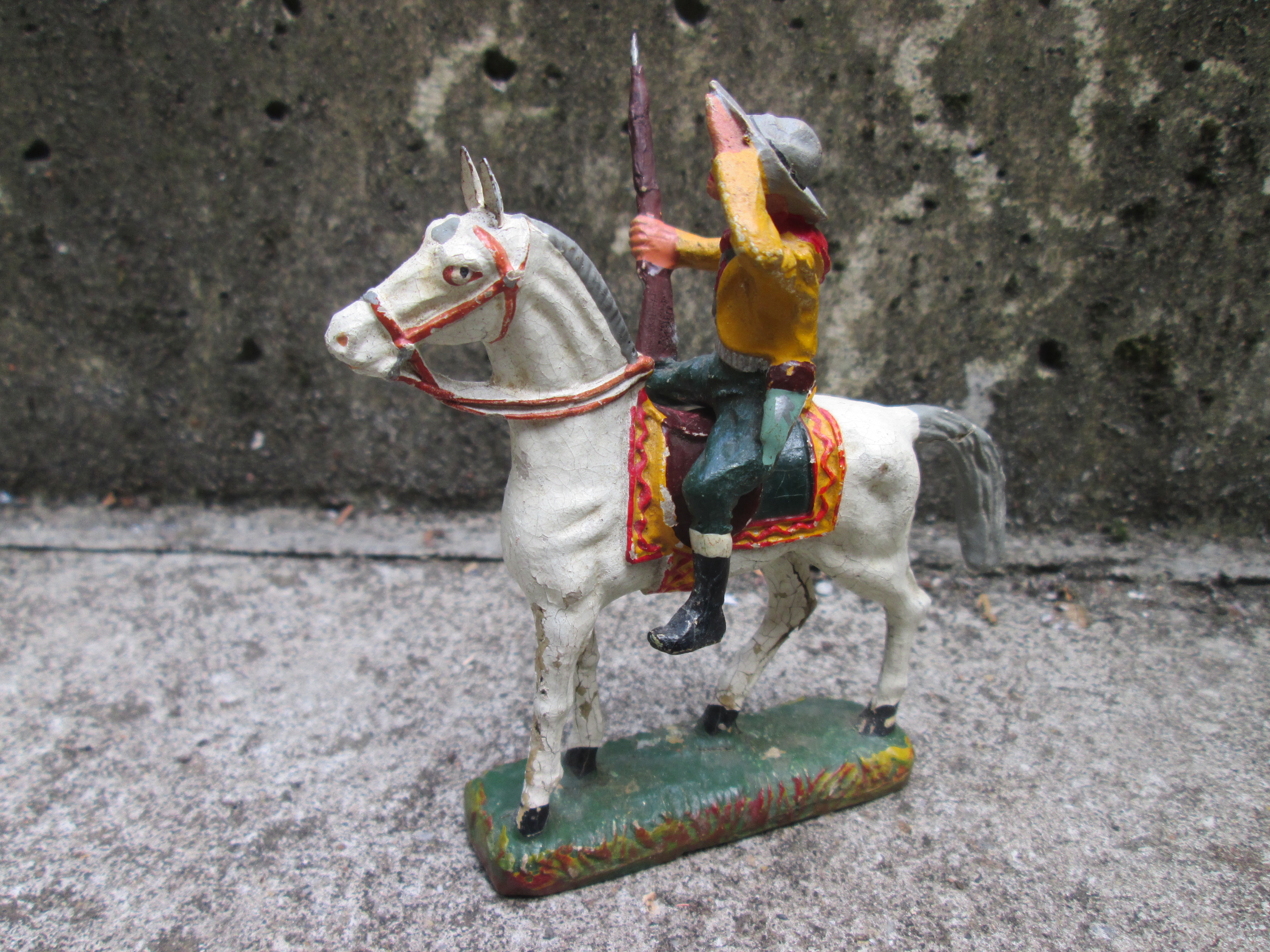 DURSO cowboy on horse looking. Cowboy turend op zijn paard