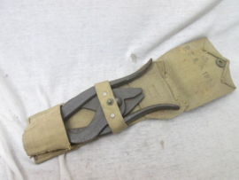 British wire- cutter in canvas pouch. British draadkniptang in canvas hoes