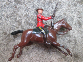 Tin soldier Mountain police Canada with moving arm. Tinnen speelgoed soldaatje Canadese Mountain politie met bewegende arm Britain made.