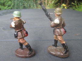 ELASTOLIN 2 german soldier making music. 2 Duitse soldaten van orkest leuk is de hobo speler, zie je niet vaak.