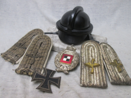 Miniatuur Duitse metalen vliegerhelm op marmeren voet.