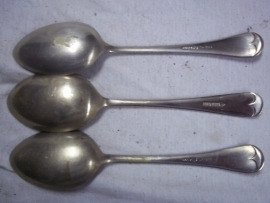 3 spoons of the Brittish army 1944 dated.3 lepels van het Engelse leger 1944