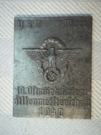 German police sporting plaque. WIEN, 19e sportfest 1940 Politie afdeling Polizei Sport verrein. metalen zinken uitvoering, 3 cm bij 4 cm.