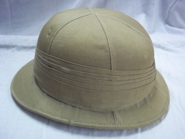 British pith helmet War Department marked in leather innerliner.Engelse tropenhelm WD gestempeld met etiket, gedateerd. zeldzame uitvoering.
