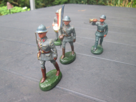 FB Fabricatio Belge 4 soldiers, 4 soldaten officier met vlag bazuin en trommel.