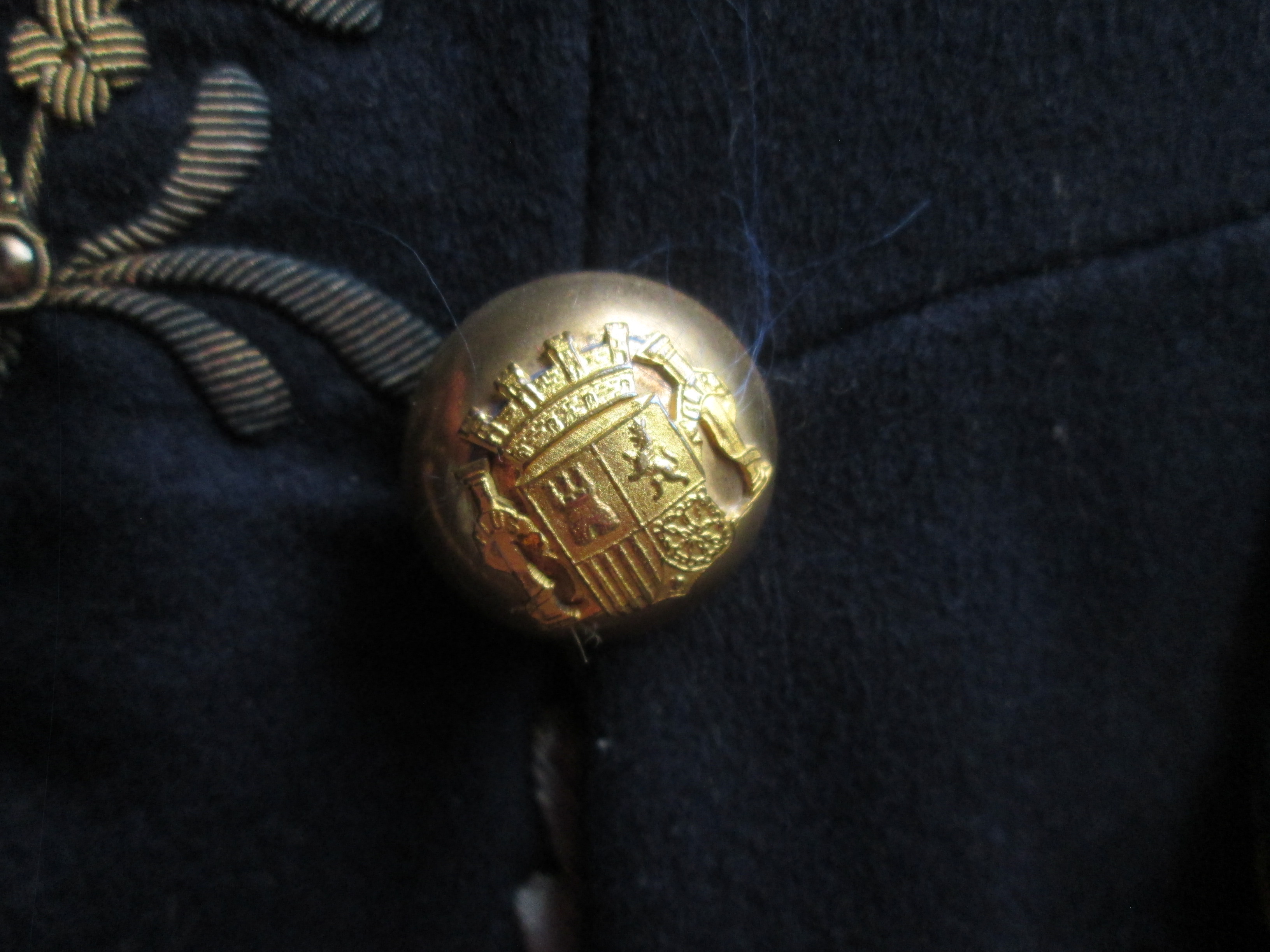 Spaans diplomaten uniform mooi goud geborduurd met kleurrijke manchet.