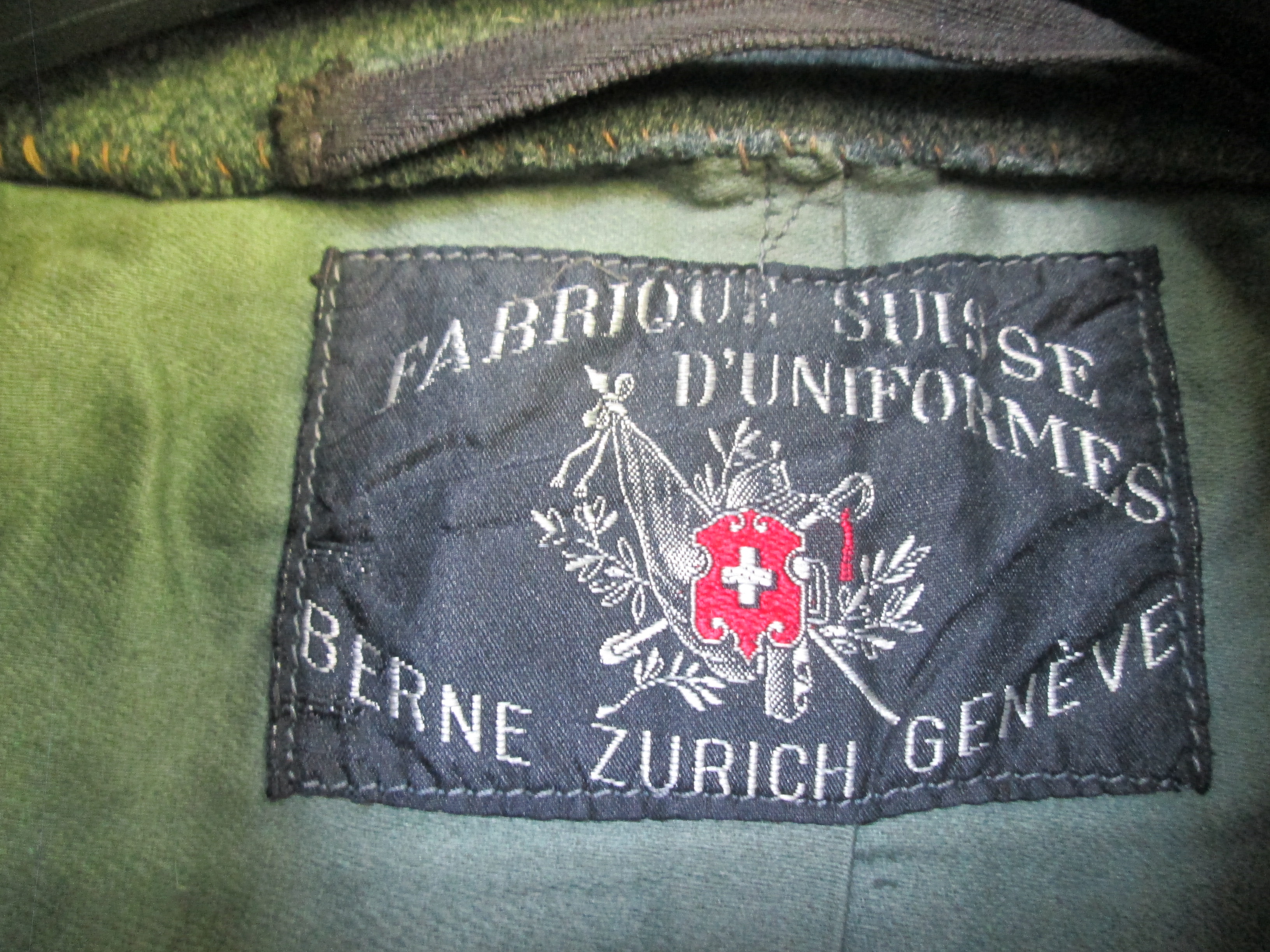 WW2 Swiss  Fielduniform officers complete with trousers in a nice condition. Zwitsers officiers uniform met broek in een nette kwaliteit artillerie veldgrijs uniform met leuk etiket.