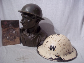 Statue of a British soldier with steelhelmet. signed G.CARLI - 1920-1949. Beeld van een Engelse soldaat met helm, gips, gebronsd, afmeting 30 x 25 x 20 cm. geicht 2,5 kilogram. Zeer net beeld.