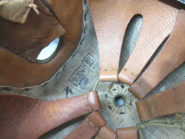 Japanese tank helmet summer type, nicely marked. Japanse tankhelm zomer uitvoering, gremaakt van bruin kleurig stof met voorop de japanse ster, markering aan de binnenkant bijzonder stuk.