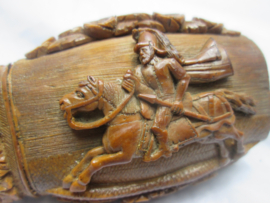 Cut from a nut a military scene of 1870-1871 by a French soldier, very detailed. Uit een noot gesneden een Franse cavalerist  en de adelaar met militaire items zeer gedetailleerd, helaas incompleet 1870-1871 Frans-Duitse oorlog.
