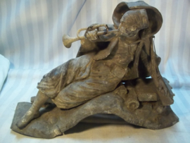 Statue of a Zouave soldier. Oud samak beeld van een Zouaaf met bazuin, mooi gedetailleerd. 32 bij 22 cm. afbeeldingen van zouaven zijn niet dik gezaaid. beeld vertoond ouderdoms plekken, zoals de bazuin. verder zeer mooi gemaakt.