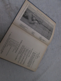 Duits handboek soldaat linnen kaft. Das Kommandobuch - Die Schützenkompanie - juni 1940 - instructieboek met afbeeldingen.
