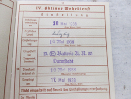 German Wehrpas. Duitse wehrpas, soldaat is gevallen, vocht bij de Maginotlinie. De Wehrpas is voor zijn korte tijd in dienst zeer netjes ingevuld met mooie stempels van artillerie regiment.