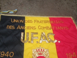 Belgische oudstrijders verenigings vlag van Anderlecht zeer goede staat compleet met metalen leeuw en bamboevlaggenstok.