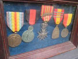 Belgium medals framed. 5 belgische medailles in lijstOorlogskruis met palm, Overwinningsmedaille, Ijser medaille, herinneringsmedaille 1914/1918 Luikse medaille,
