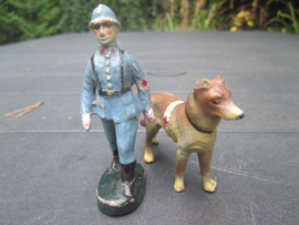 GJ/ NB French red cross soldier with dog. Franse rode kruis soldaat met hond.
