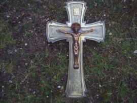 Bronzen Kruisbeeld, gesigneerd en bewerkt aan twee kanten zeer bijzonder. bronse cruxifix