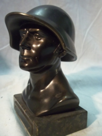 Statue of a Swiss soldier with helmet 1940, signed. . Buste van een Zwitserse soldaat  14 cm.