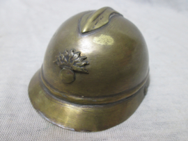 French miniature bras helmet trench- art. Loopgravenkunst een kopere nminiatuur Franse helm 8,5 bij 6,5 cm.