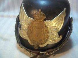 Pickelhaube Sweden in original box, Zweedse pickelhaube manschap, naar Duits voorbeeld. Zweedse Nationale Garde. compleet in opbergdoos speciaal voor pickelhauben. Dit model pickelhaube word in Zweden nog steeds bij officiële gelegenheden gedragen.