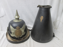 Pickelhaube Sweden in original box, Zweedse pickelhaube manschap, naar Duits voorbeeld. Zweedse Nationale Garde. compleet in opbergdoos speciaal voor pickelhauben. Dit model pickelhaube word in Zweden nog steeds bij officiële gelegenheden gedragen.