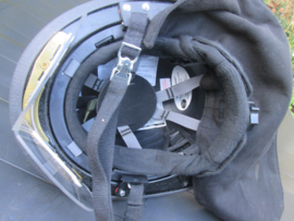 American firefighterhelmet in mint condition. Amerikaanse brandweerhelm in een zeer nette mint staat met gelaatsscherm, en bovenop de adelaar die de helmplaat vast houd. zeer leuk geheel.