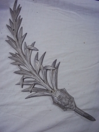 Metal palm branch with the French medal Croix du Guerre. Aluminium palmtak voor graf of monument met de Franse Croix du Guerre