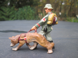 LINEOL/ ELASTOLIN German soldier with Red cross dog. Duitse soldaat met Rode kruis hond MINT staat TOP stuk.