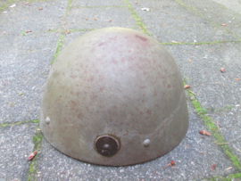 Czech helmet M1932. Tsjechische helm M32 originele bruine kleur met wit leren kussentjes. deze helmen werden na 1939 door vele nationaliteiten overgenomen Duitsland gebruikte ze vaak als luftschutzhelm.