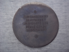 Duitse oorkonde met penning in doos, zilveren draagspeld met lint en rond speldje.  Für langjärige mitarbeit im Dienste der Pfälzischen Wirtschaft.  25 jaar. diameter penning 8 cm.