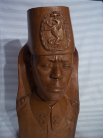 Hard houten beeld van een Belgische coloniale soldaat in Belgisch Congo met Fez en nationaal embleem , ABBL, 40 cm hoog.