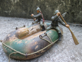 2 German soldiers on wooden boat with camouflage. 2 Duitse soldaten pioniers met peddels in een camouflage boot mooi geheel leuk apart item TOP