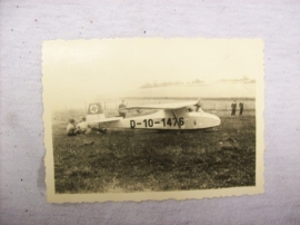 Photograph, NSFK crew and plane. Foto Luftwaffe zweefvliegtuig op de Knobbel