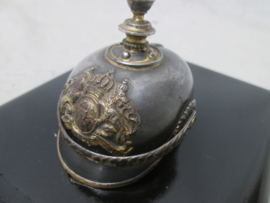 Miniatuur pickelhaube verzilverd en gemerkt, Bayern Artillerie officier, met beweegbare schubbenketting, zeer zeldzaam en bijzonder stuk.