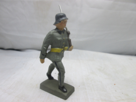 LINEOL German marching soldier. Duits marcherende soldaat vreemd uniform Kriegsmarine