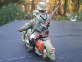 ELASTOLIN German soldier on motor with Wehrmacht licence plate Duitse soldaat op motor, eventueel met bijrijder met metalen wieltjes Duits. mooi WH (Wehrmacht) nummerplaat. bespeelde staat played condition.