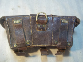 German ammo pouch with maker nicely marked. Duits patroontasje K-98 Mauser, met maker en datum Fins leger afgedragen met SA stempel. Regiments stempel nog aan de binnenkant zichtbaar.