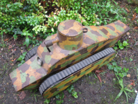 French tin toy tank. Franse blikken speelgoed tank JOUET FRANCAIS, mechanisch camouflage mimikri geverfd zeer bijzonder stuk staat ook in het museum Flanders Fields Ieper.
