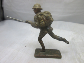 LINEOL Belgium soldier attacking. Belgische soldaat in de aanval.